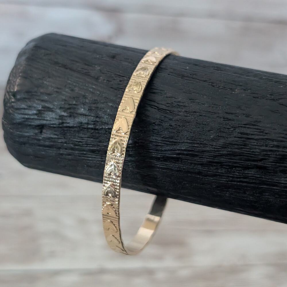 Gold Tone Bracelet with Heart Pattern